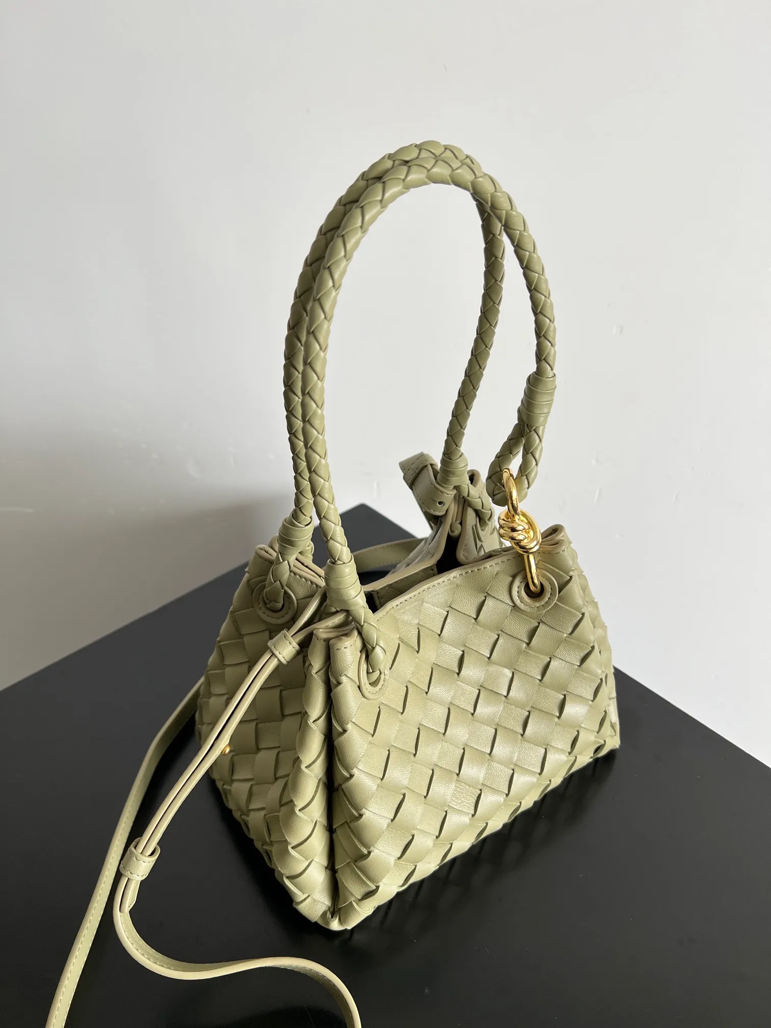 Batch 1760 BV home is new! Andiamo combines the Bottega Veneta archive parachute handbag to inherit retro elements and integrate modern trends. The same style as Shu Qi's in Beijing Night. It is a continuation of the classic bag. It has three functions: hand carry, shoulder and cross-body. It is embellished with metal brass knot buckles. It is small and has an amazing capacity. It can easily hold sunglasses in a box / small bottle of water / powder powder / charger and other daily necessities when going out. The upper body is versatile. Style number: 796569 Size: 21*17*16.5cm